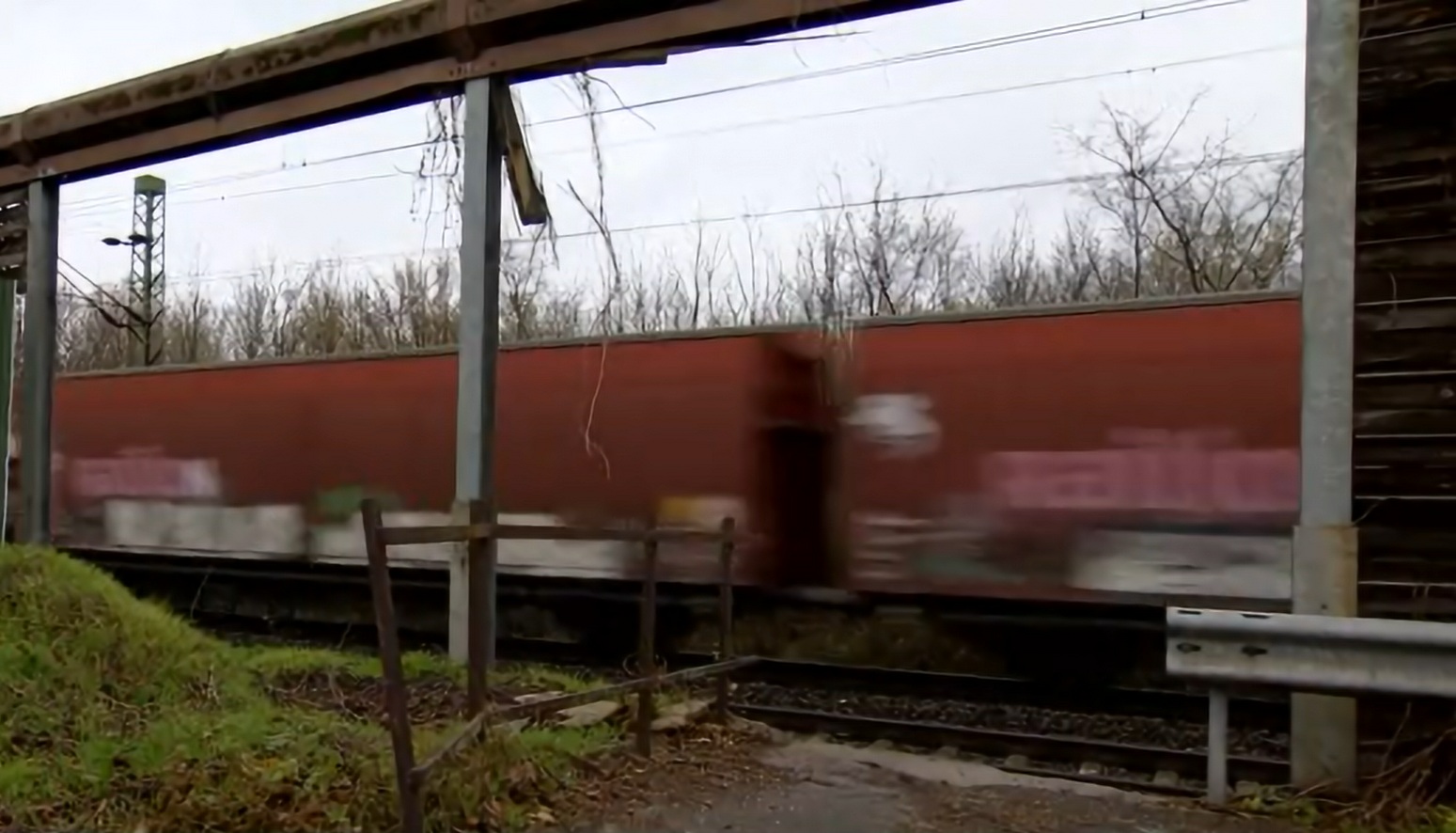 Két hónapja nincs zajvédő fal Tatán, a helyiek szerint az utca veszélyessé vált