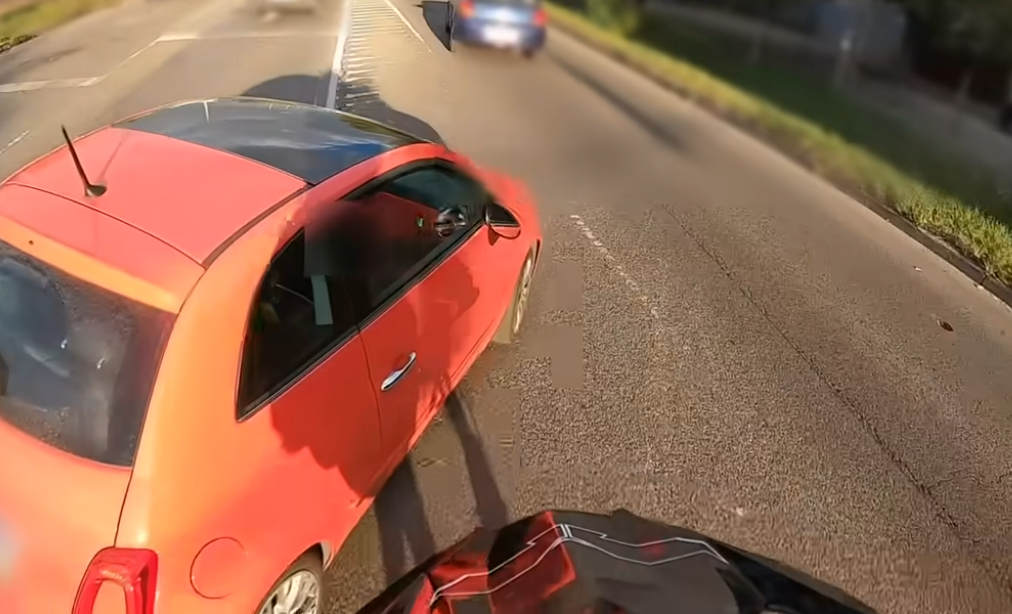 Vasúti átjáróban előzött, majd kétszer is büntetőfékezett a rádudáló rolleres előtt egy autós