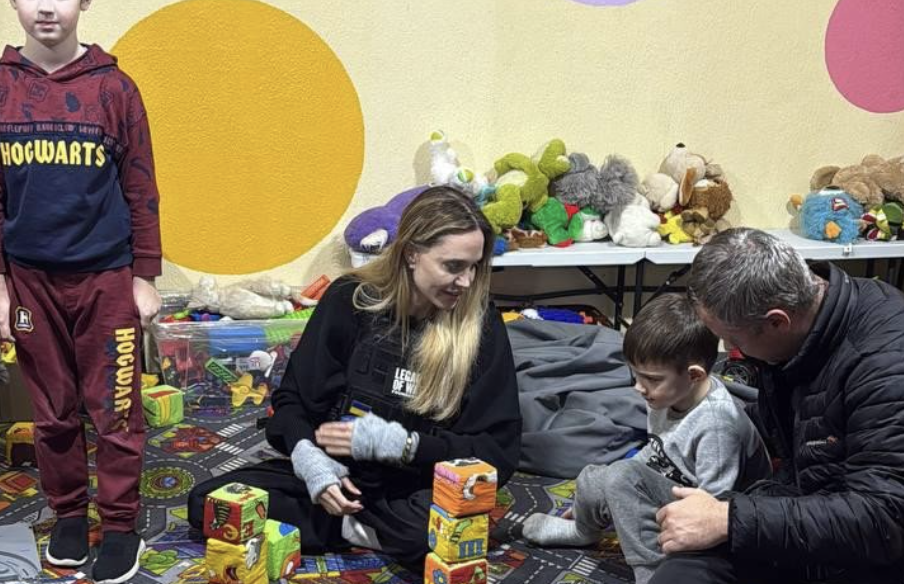 Angelina Jolie Herszonba látogatott