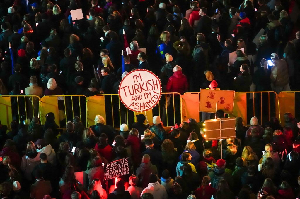 „Árulás!” – tízezren tüntettek Rigában azért hogy Lettország ne lépjen ki az Isztambuli Egyezményből