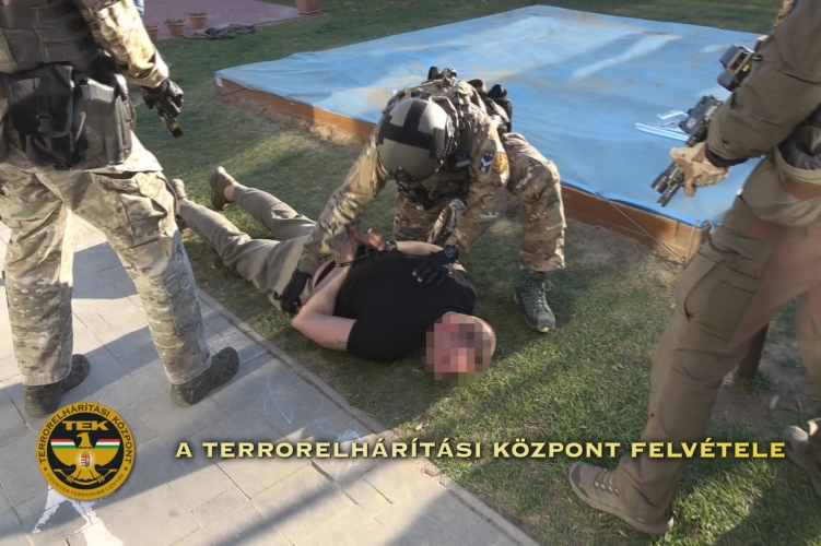 Körözés alatt állt az a férfi, aki késsel a kezében mászott be egy XV. kerületi óvoda udvarába