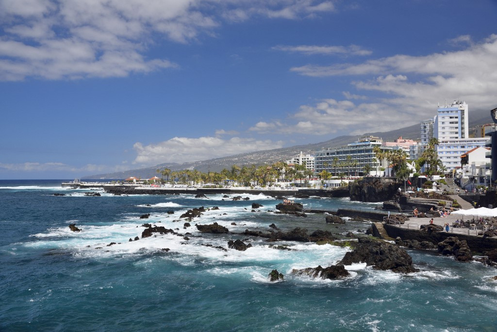 Óriáshullámok ragadtak magukkal több embert is Tenerifén