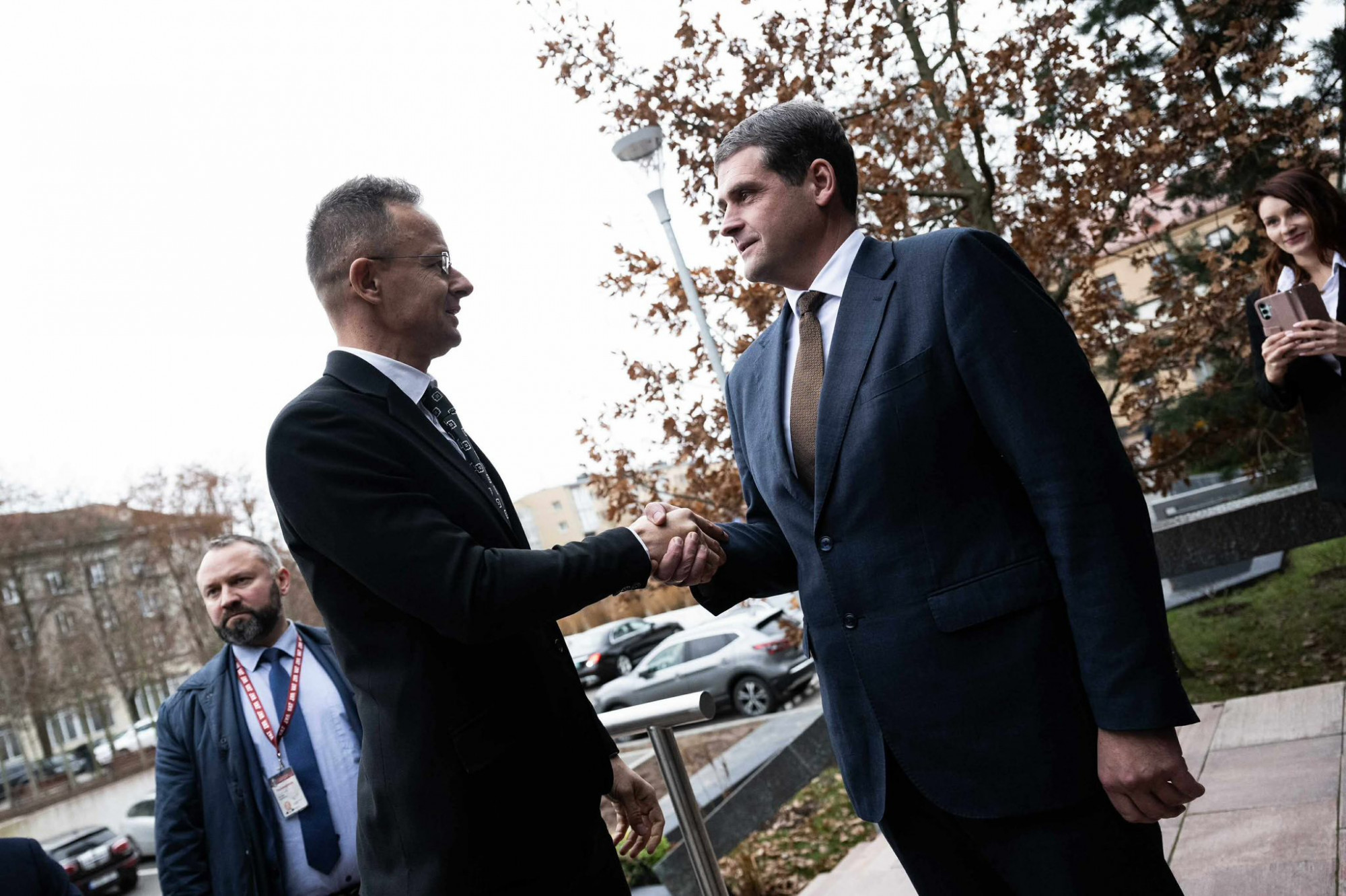 Koalíciós balhé Litvániában, miután Szijjártó Péter miniszterek helyett egy antiszemita politikussal tárgyalt az országban