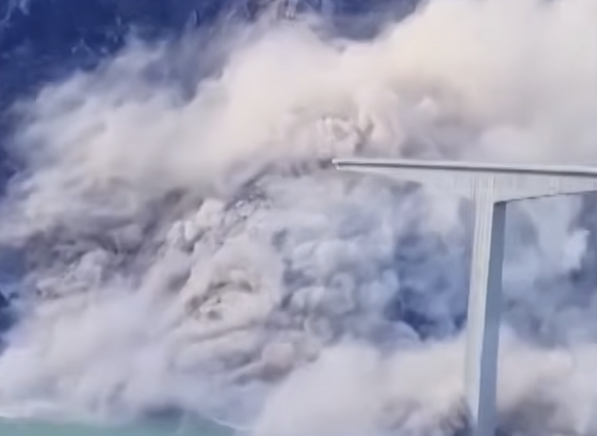 Összedőlt egy nemrég megnyitott, 758 méter hosszú híd Kínában