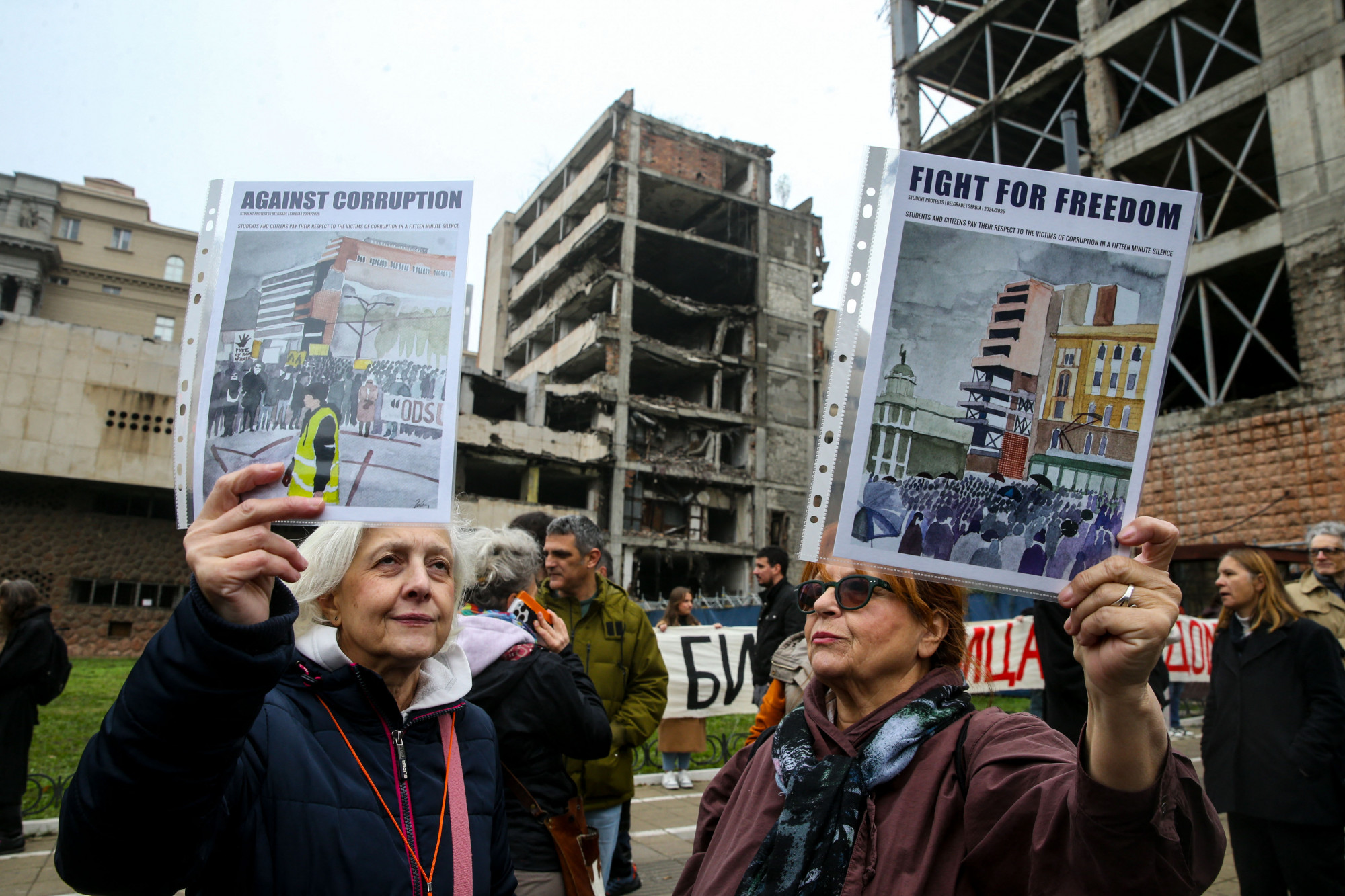 Több ezren tüntettek Belgrádban a jugoszláv hadsereg lebombázott központjának helyére tervezett Trump-hotel ellen