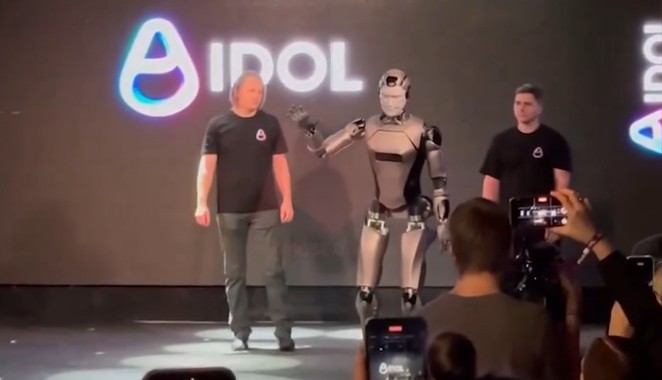 Párat lépett a világot jelentő deszkákon, aztán hatalmasat taknyolt az első orosz MI-robot