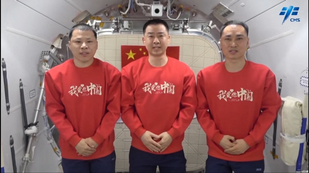 Késve, és egy másik űrhajóval tér vissza a Földre a kínai Sencsou-20 legénysége