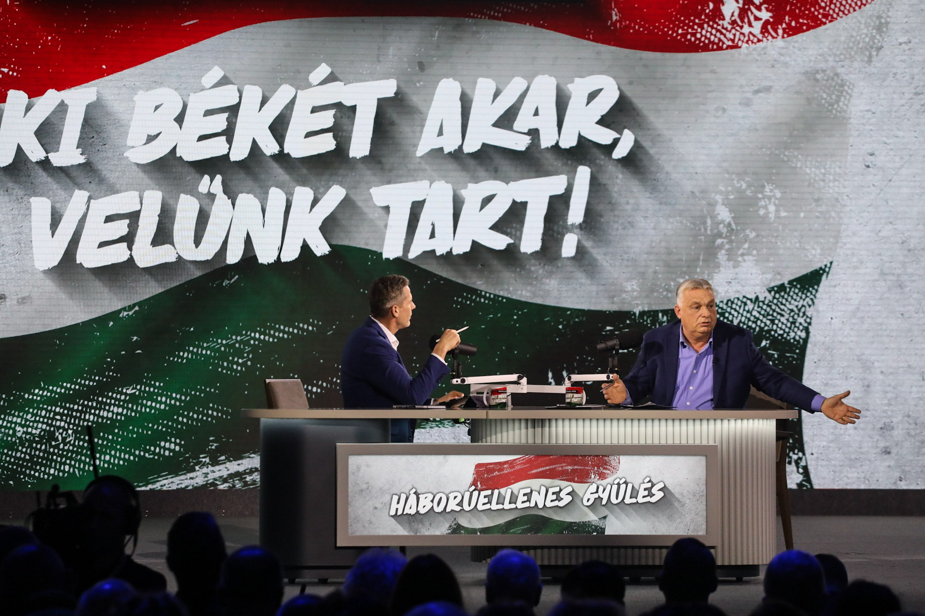 Alakult a hangulat, majd jött Orbán Viktor, és közölte, hogy ez nem kedélyes rendezvény, hanem veszélyben megtartott háborúellenes gyűlés