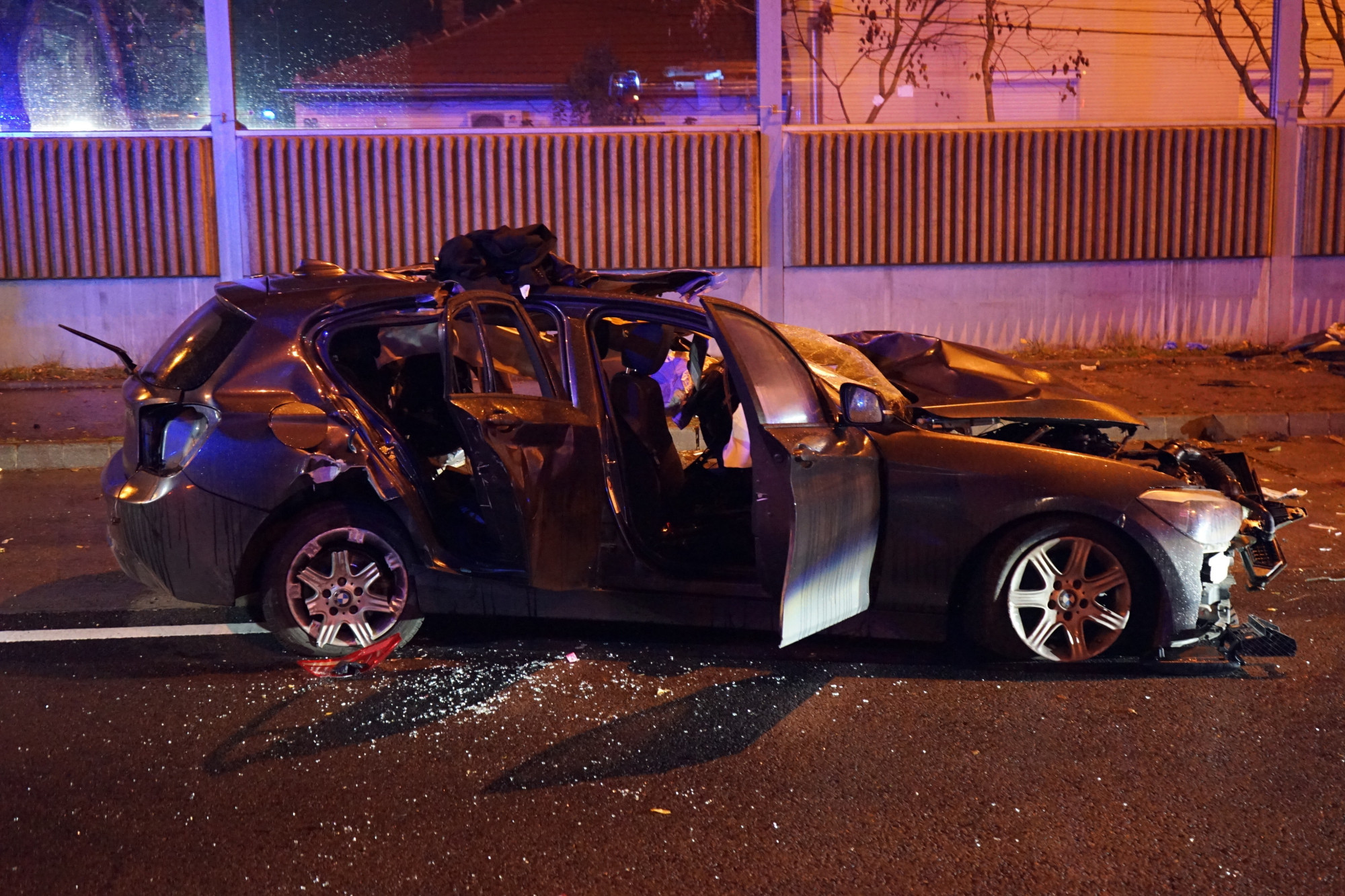 Budapest belvárosában kezdték üldözni a rendőrök, az M3-as kivezető szakaszánál csapódott villanyoszlopnak