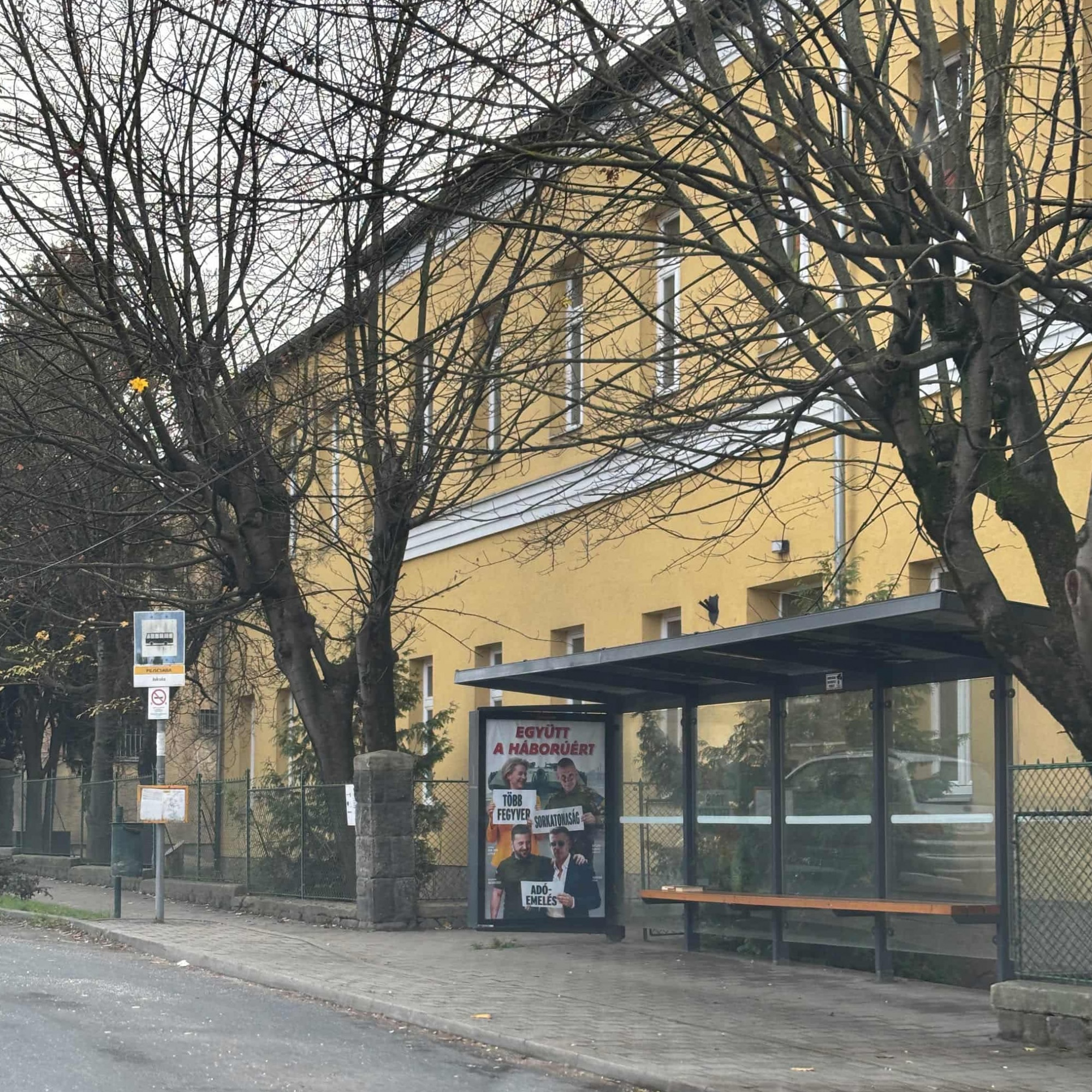 Tavaly egyszer a szülők már leszedették, most megint fideszes háborús plakátokat tettek az iskola elé Piliscsabán