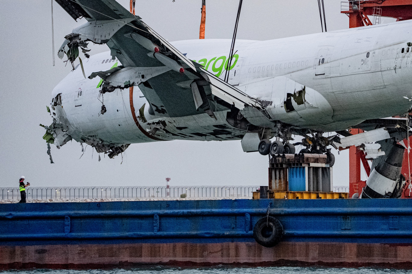 Fékezés közben maximum teljesítményre kapcsolt az egyik hajtóműve annak a repülőgépnek, amely Hongkongban a tengerbe csúszott