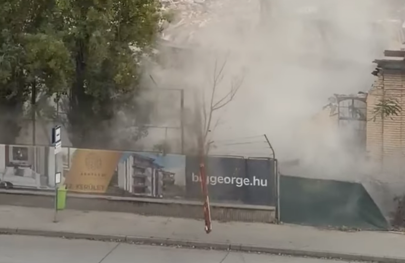 Fütyültek a munkavédelmi előírásokra, gerenda vágódott a buszmegállóba egy Budafoki úti építkezésnél