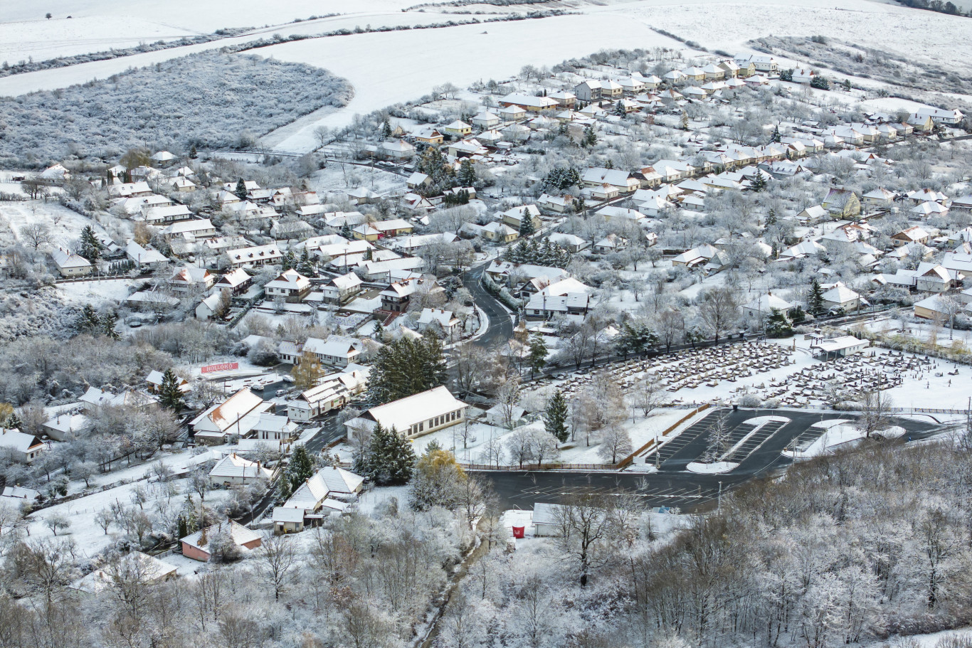 Vasárnap is eshet a hó, a Dunántúlon hófúvás is lehet