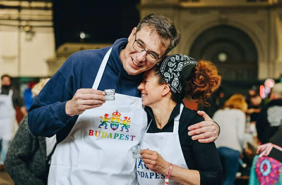 Karácsony Gergely kolbászt töltött és pálinkázott