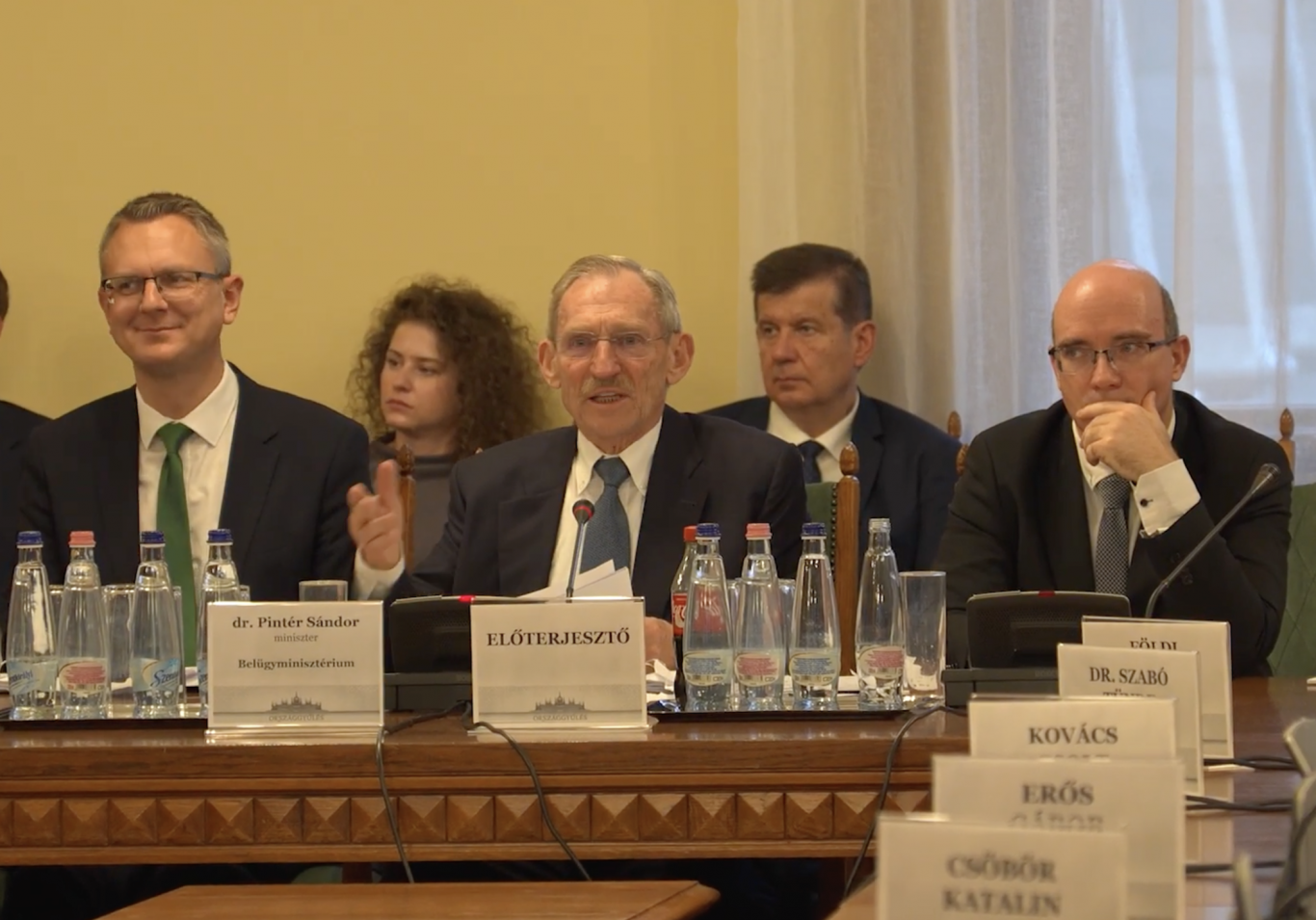 Pintér Sándor bejelentette, hogy a kormány betiltaná a drogok emlegetését különféle művekben