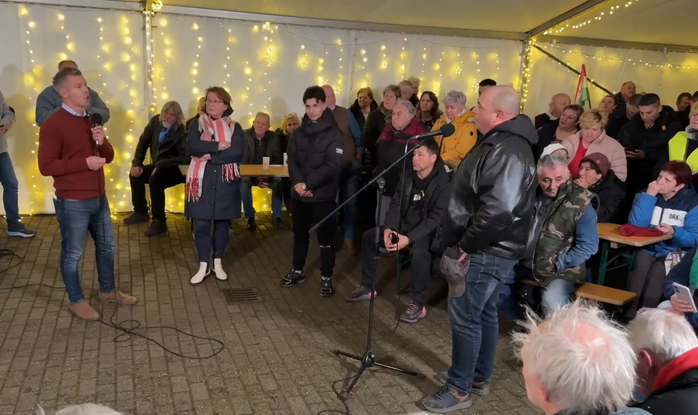 Magyar Péter parázs vitát folytatott egy férfival Jászkiséren