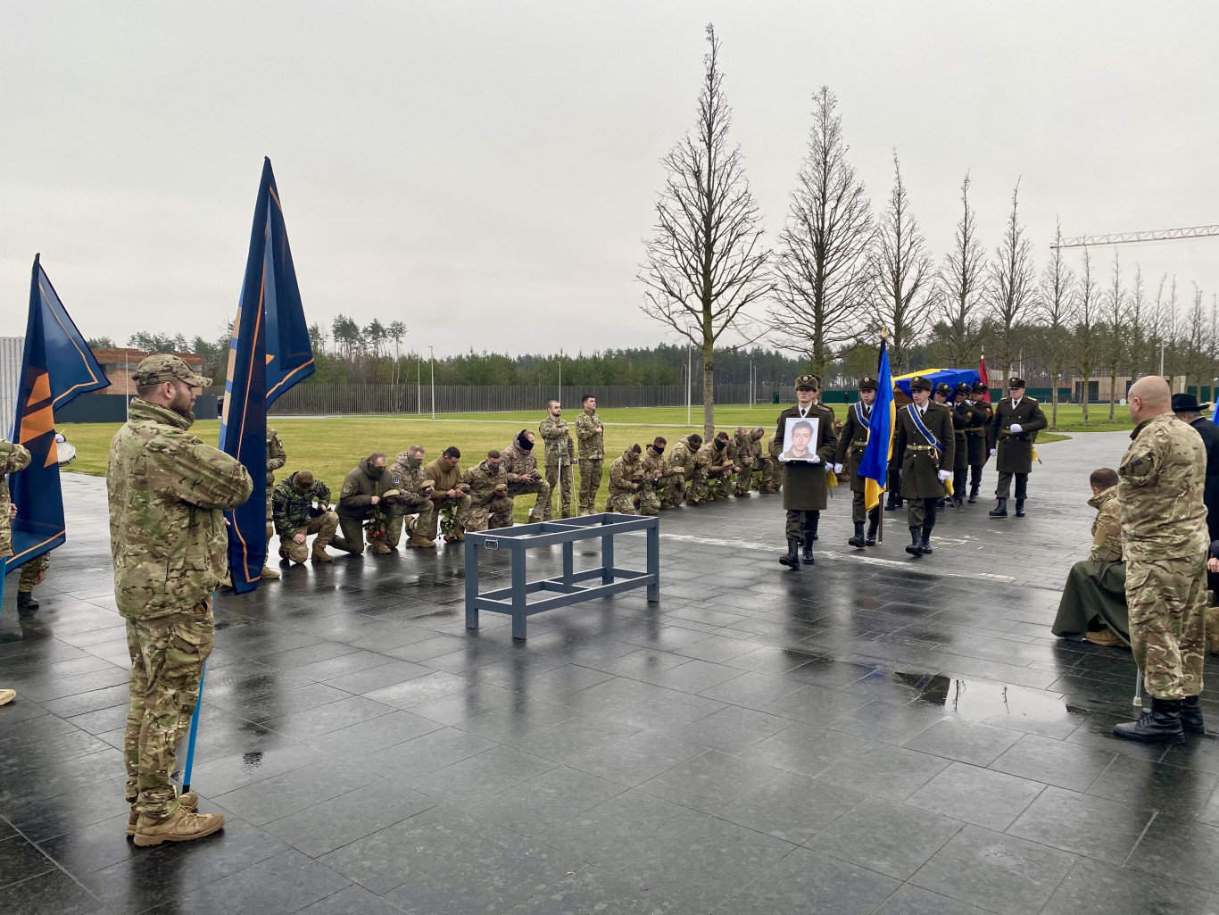 Kijev, magyar a pajzson! - katonai tiszteletadás mellett temették el Kijevben Aser Benjámint, az Ukrajnában elesett magyar katonát