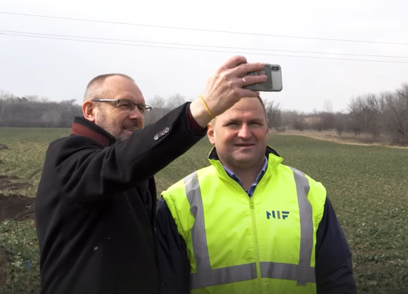 Zsigó Róbert négy éve már markolókkal kampányolt annál a nem létező útépítésnél, aminek most megint bejelentette a terveit