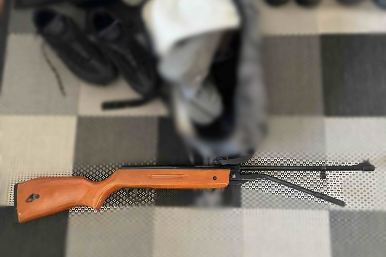 Jó poénnak tartották, hogy az erkélyről légpuskával rálőttek az arra járó fiatalokra