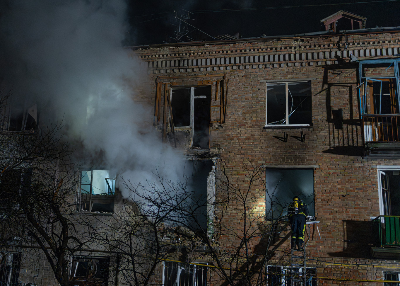 Oroszország kijevi lakóépüleket bombázott szombat hajnalban