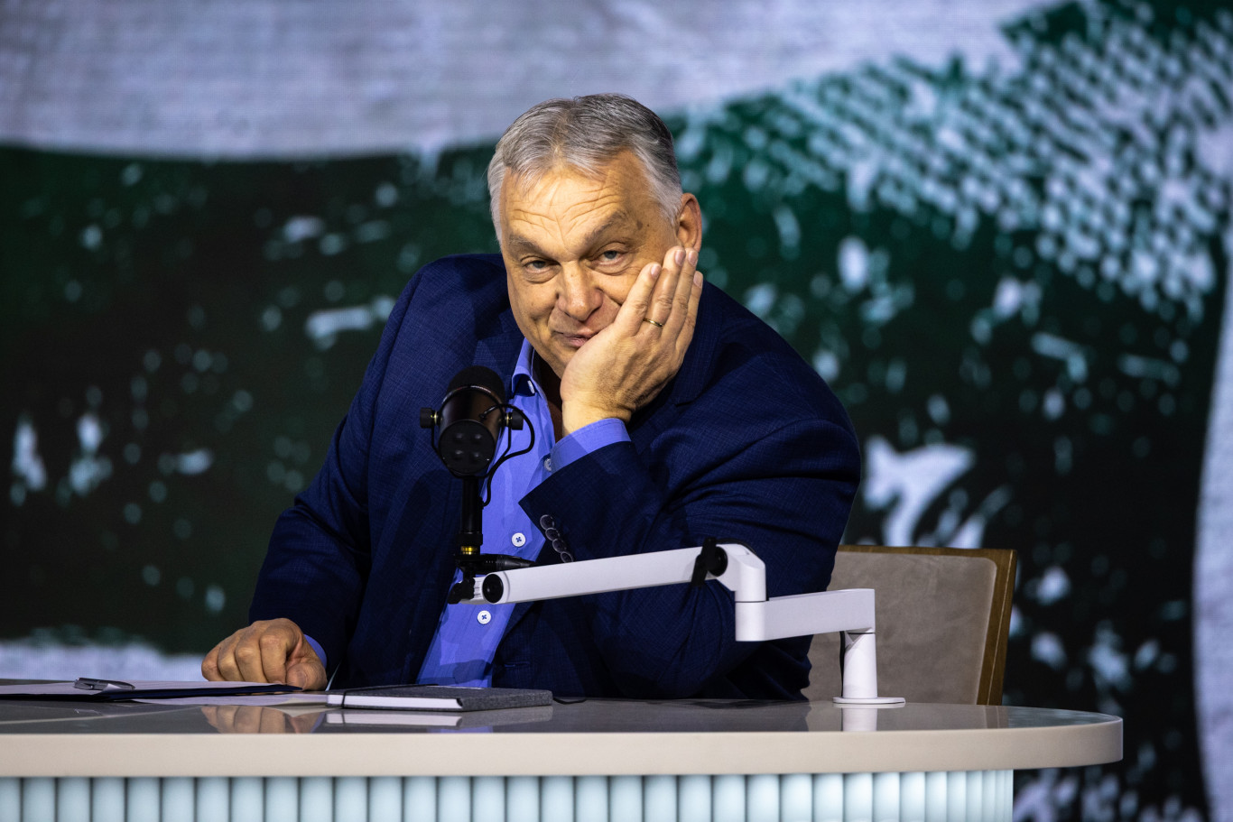 Orbán csak jól akarja magát érezni a nyíregyházi háborúellenes gyűlésen, de Magyar Péterék elrontják a napot