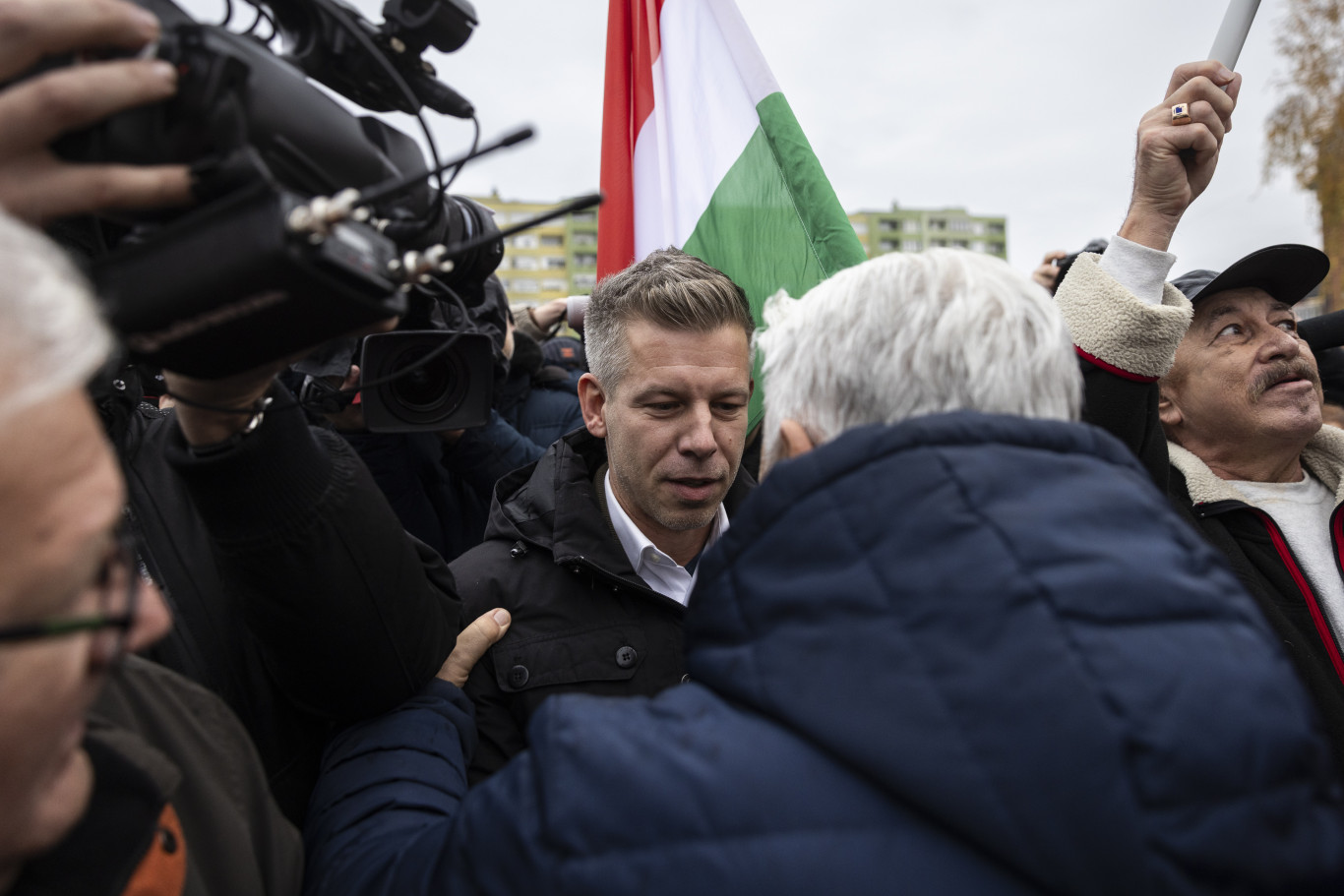 Jelentős Tisza-előnyt, de zárkózó Fideszt, és hárompárti parlamentet mért a 21 Kutatóközpont