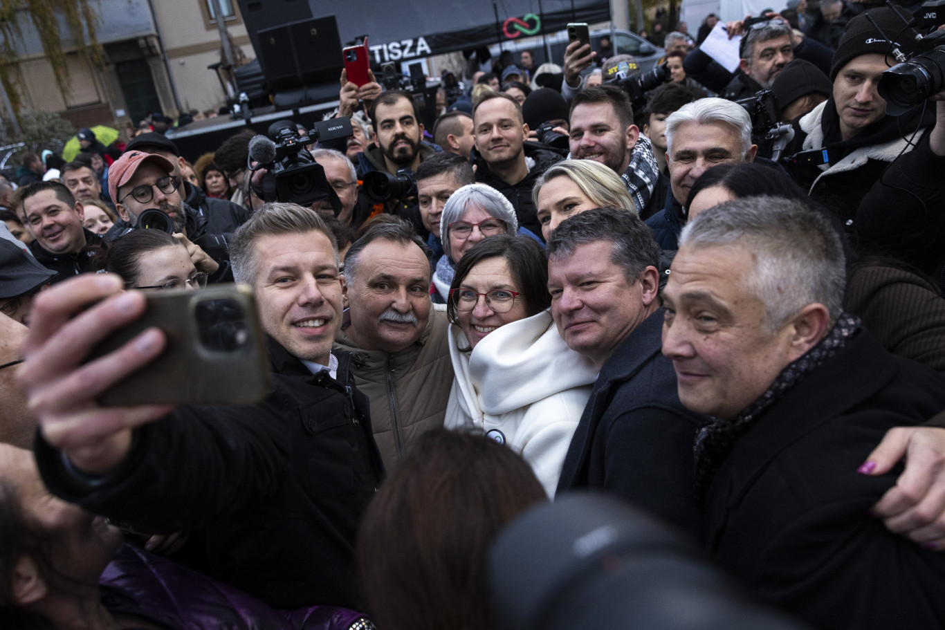Jön az Orbán–Magyar roadshow, 3. része: 662 oldal csaphat össze a Szőlő utcai hírekkel