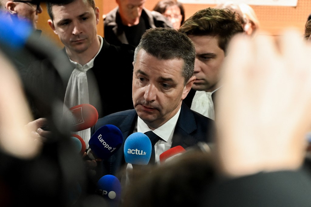 Titkos szexvideót csináltatott egy francia polgármester a saját helyetteséről, ráadásul a másik helyettese segített neki, börtön lett a vége