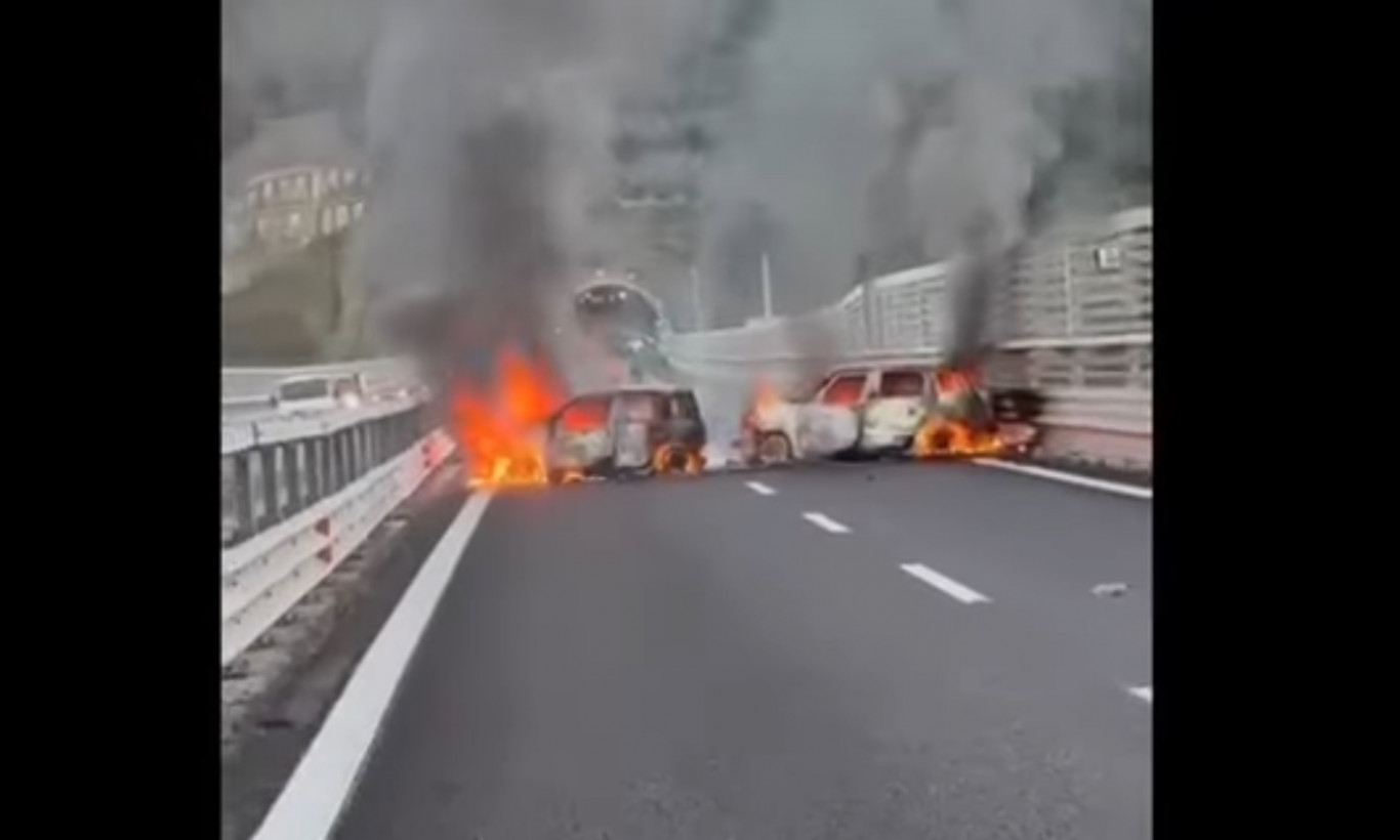 Felgyújtott autókkal torlasztolták el a délolasz sztrádát, 2 millió eurót raboltak egy pénzszállítóból