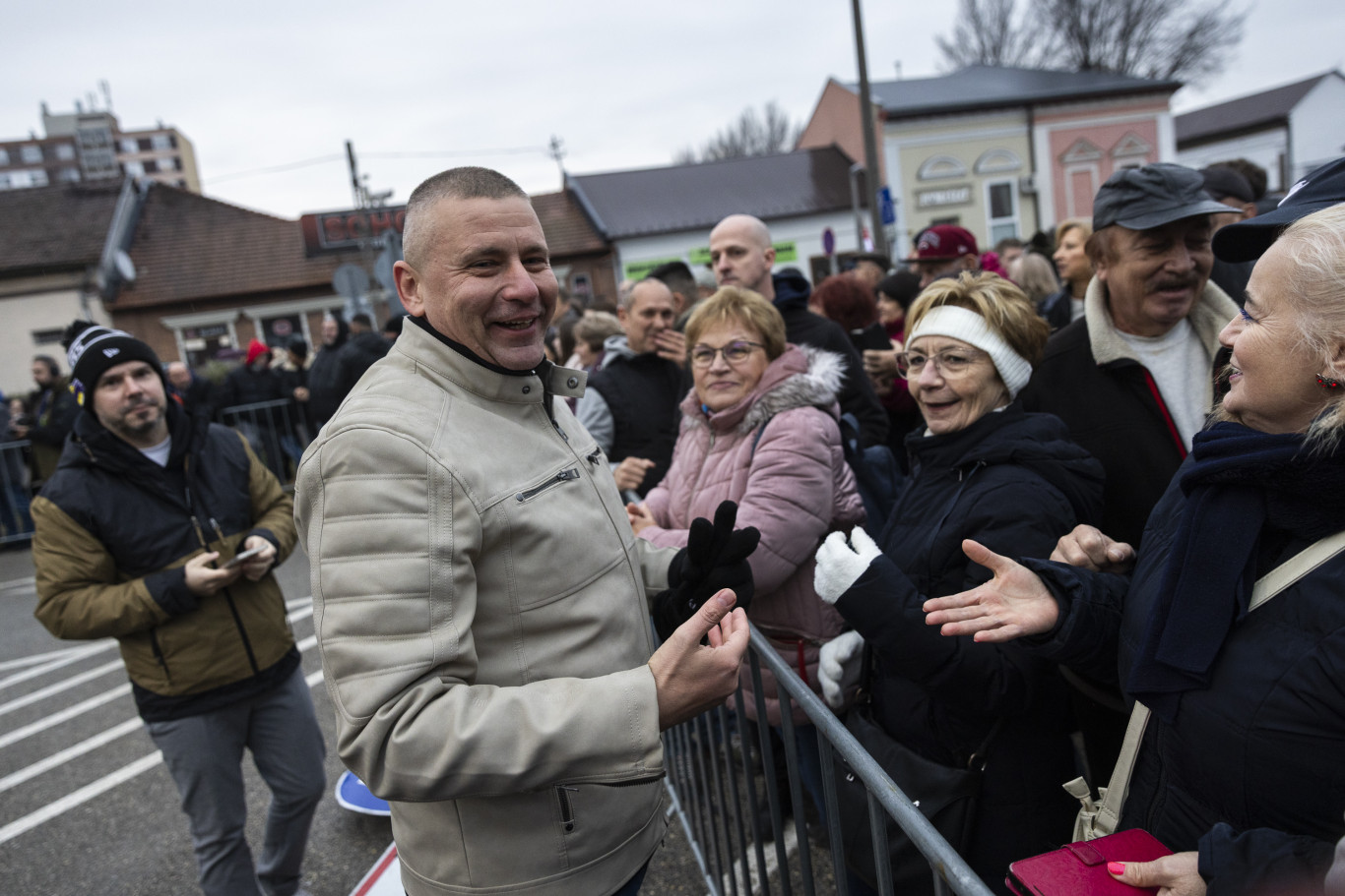 Bírságot kapott Ruszin-Szendi Romulusz a biztonsági öv használatára vonatkozó jogsértés miatt.