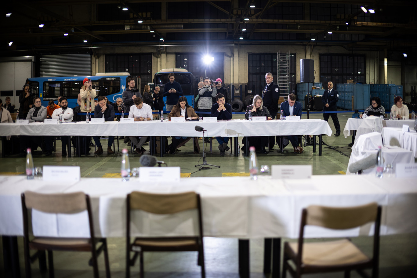 Megszavazták Karácsony javaslatát a buszpályaudvaron tartott rendkívüli közgyűlésen