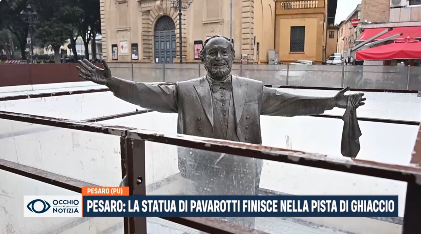 Luciano Pavarottit beépítették egy karácsonyi korcsolyapályába, és ezt nem mindenki találta viccesnek