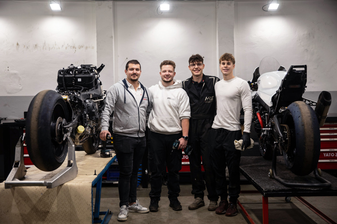 Ilyen egy iskola, ahol a tanulók nemcsak elméletet magolnak, hanem élesben szerelik a versenymotorokat