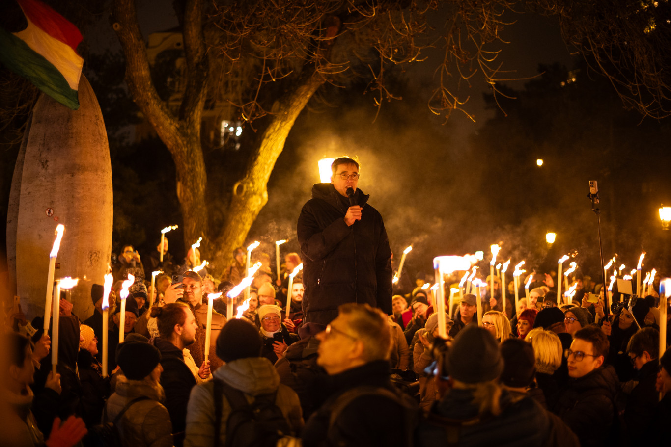 „A tét a város autonómiájának megőrzése” – Karácsony kétezer emberrel felgyalogolt a Karmelitába