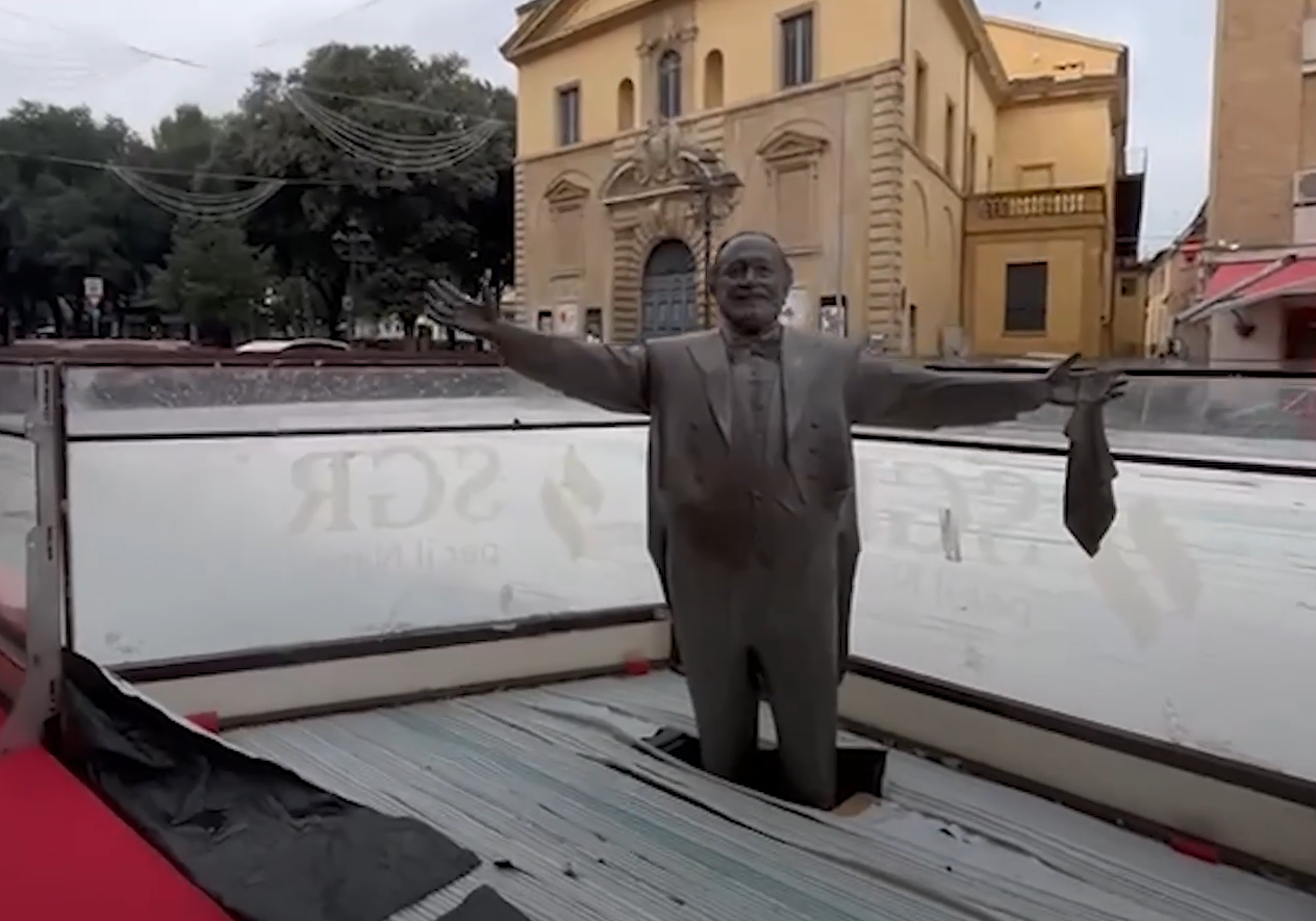 Jégpályát telepítettek Pavarotti szobra köré, felháborodott az özvegye