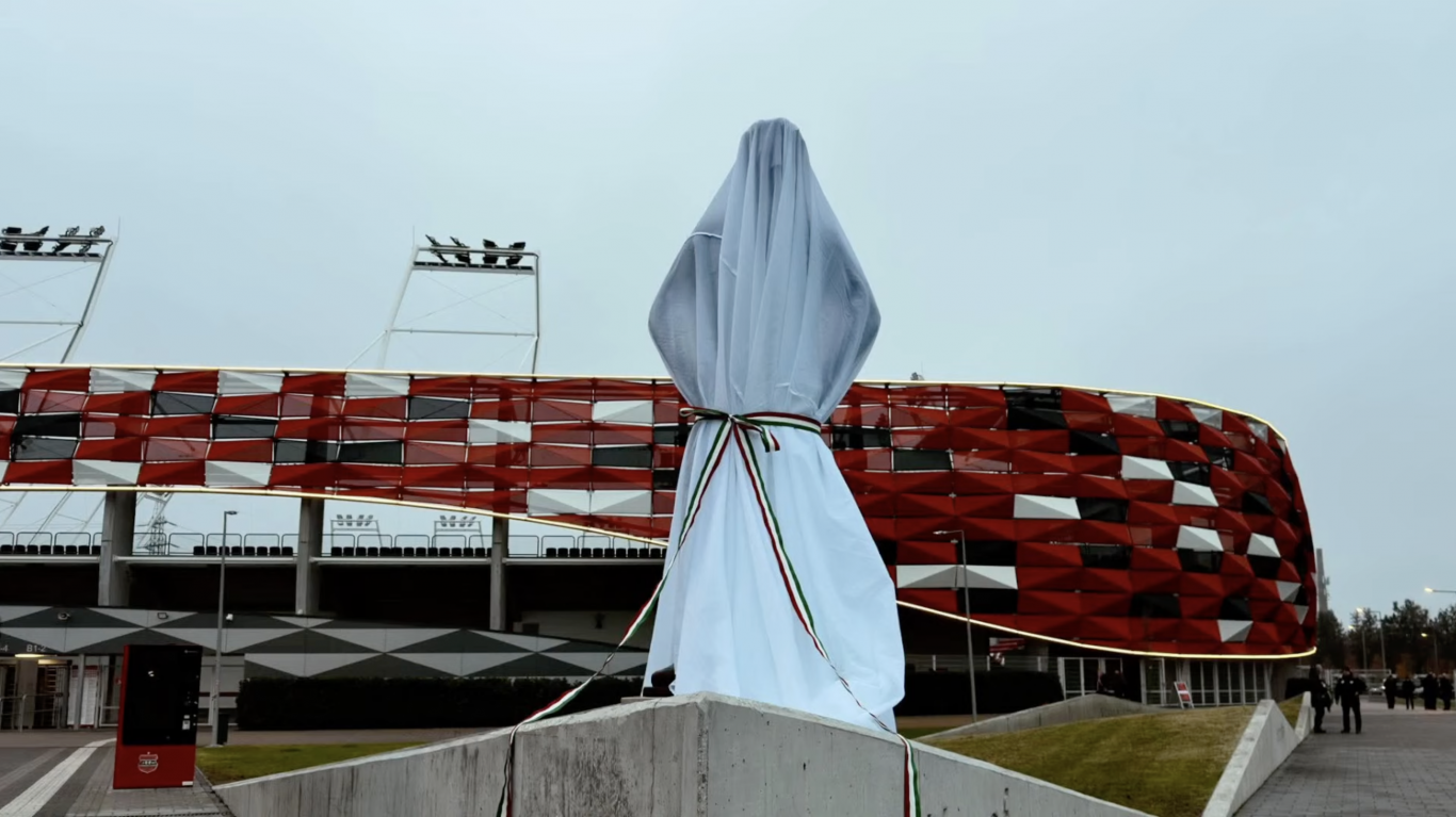 Szijjártó klubelnök munkaidőben, reggel 8:15-kor avatta fel Bozsik József szobrát, amikor a szukolók nem tudtak elmenni