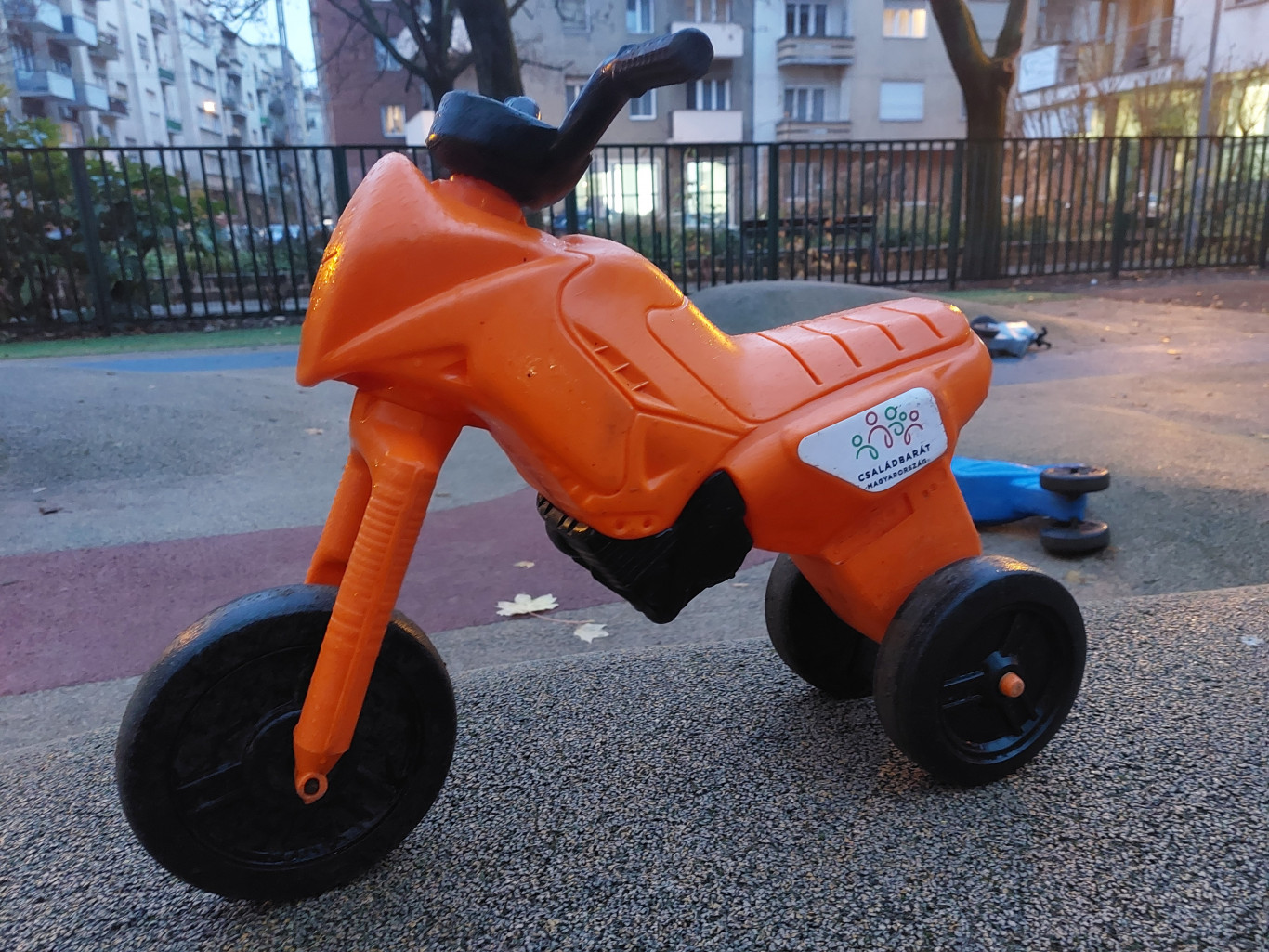 Egy 2,8 milliárdos programból osztják a kismotorokat a fideszesek a bölcsikben