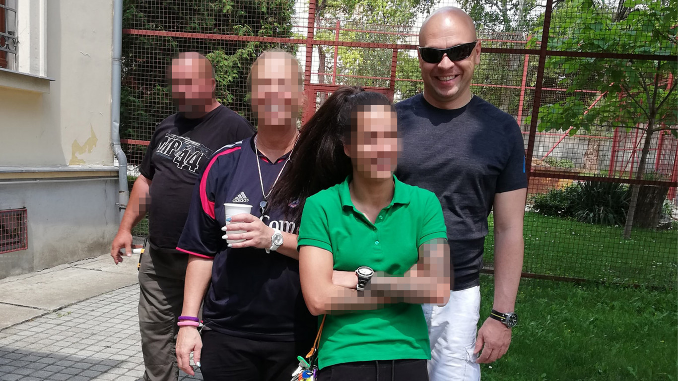 Kormányzati kitüntetést kapott, és máig vezető pozícióban van az a Szőlő utcai nevelőnő, akire terhelő vallomást tett egy fiú