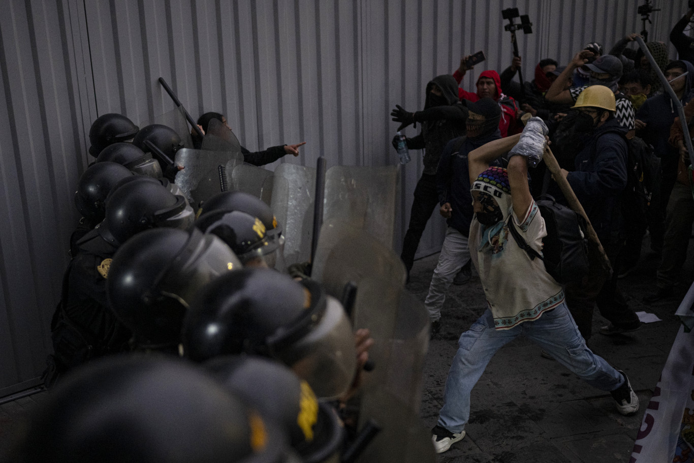 Golyóálló mellényeket osztanak a perui elnökjelölteknek