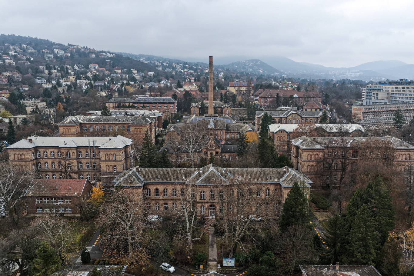 Csőtörés miatt szennyvíz ömlött a plafonból, lezárták a fül-orr-gégészeti ambulanciát a Szent János Kórházban
