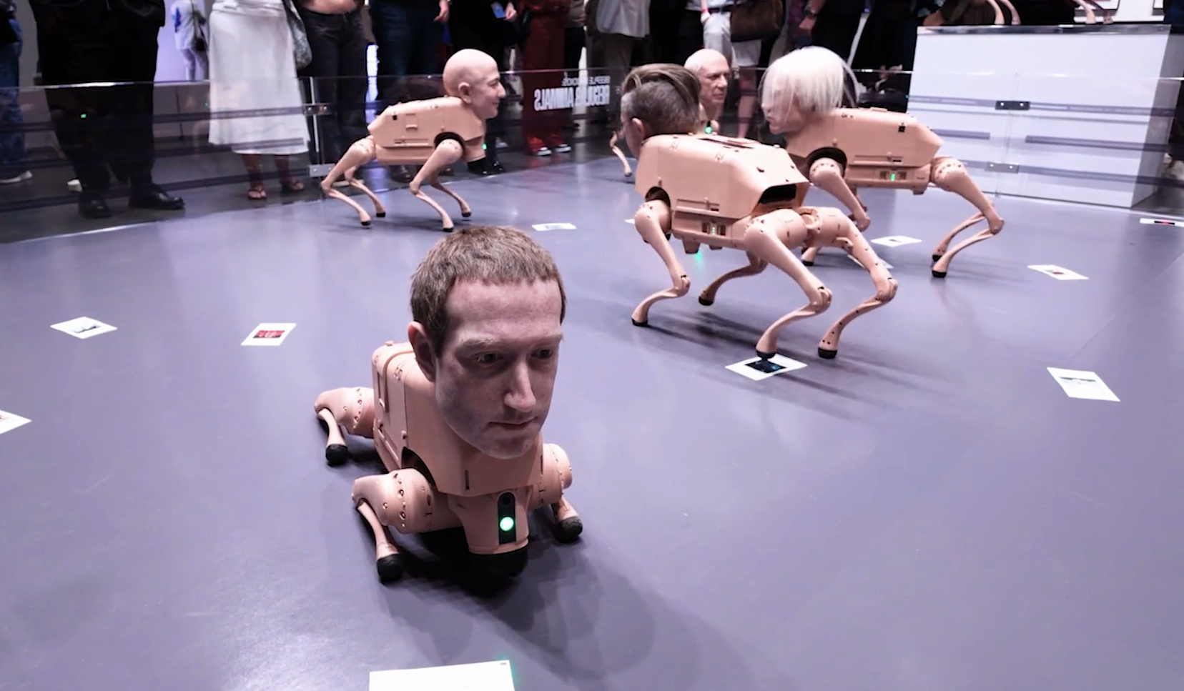Fényképeket kakáló, Musk- és Zuckerberg-fejű robotkutyák lopták el a show-t egy elit művészeti vásáron