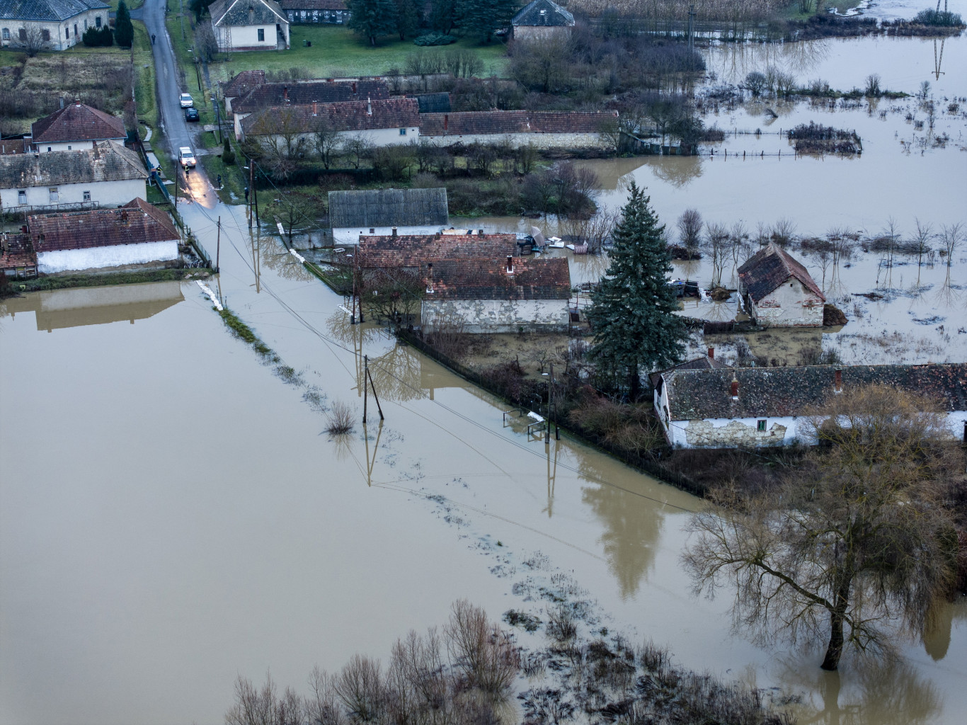 Utakat kellett lezárni Nógrádban az Ipoly áradása miatt