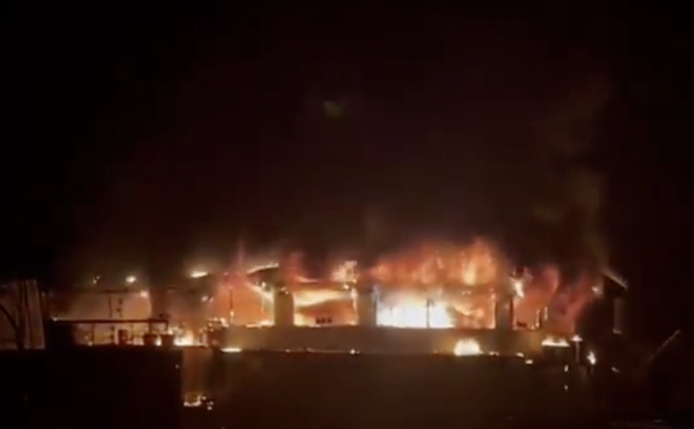 Felrobbant egy gázpalack, turisták is meghaltak egy indiai szórakozóhelyen kitört tűzben