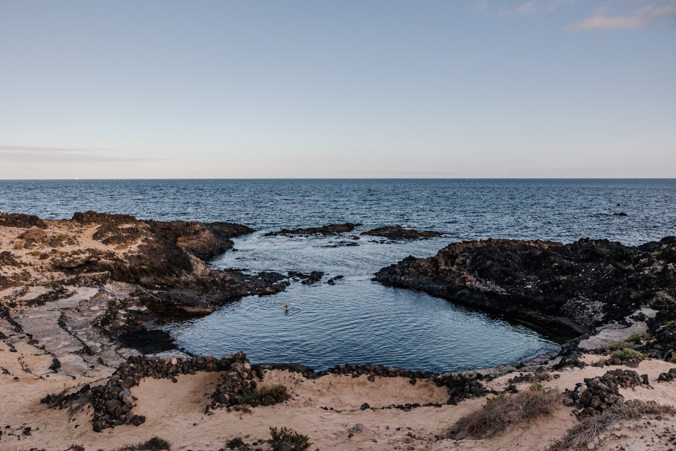 Négy fürdőző halt meg Tenerifén, miután egy erős hullám kisodorta őket egy tengerparti természetes medencéből