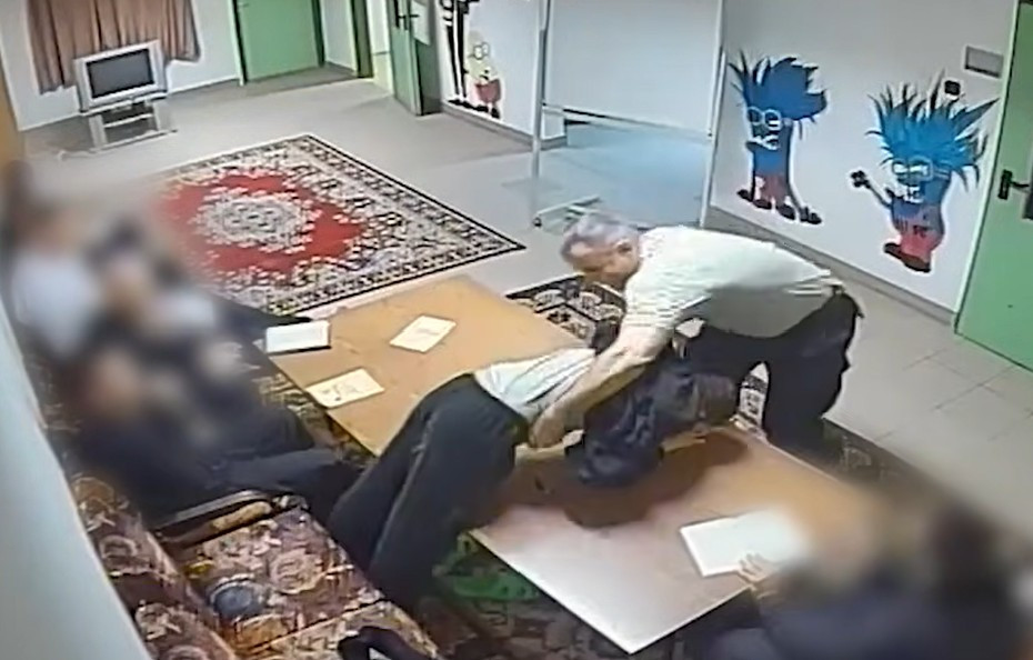 Videót mutatott be Juhász Péter, amin a Szőlő utcai intézet megbízott igazgatója bántalmaz egy fiatalt