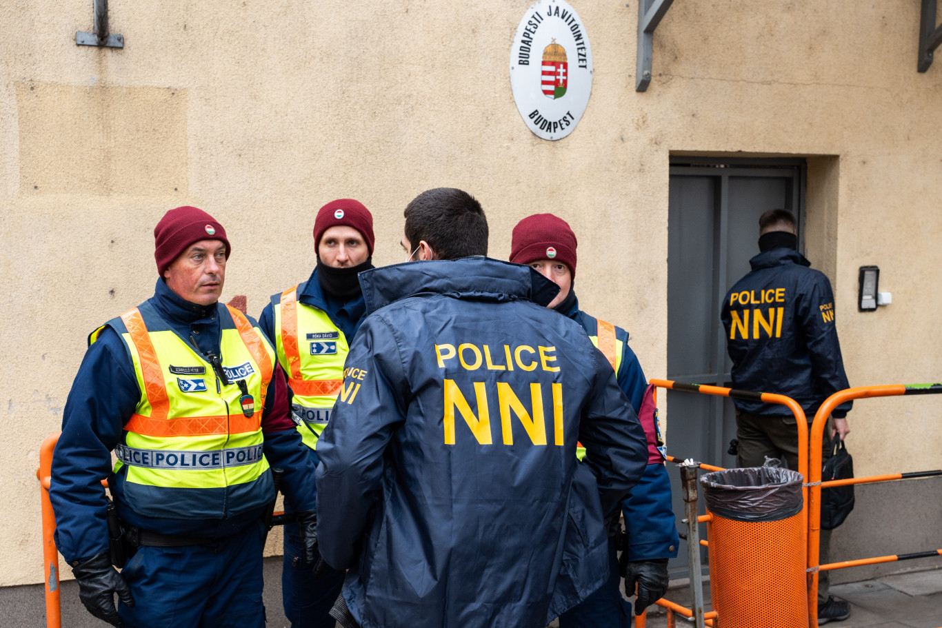 Három embert vettek őrizetbe a Szőlő utcában az ügyészség akciója után