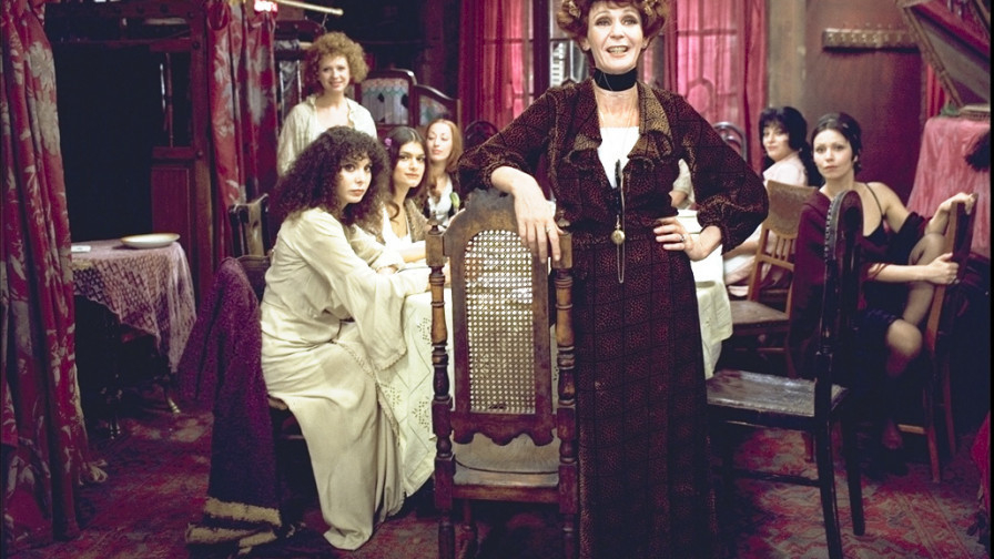 Az Orbán-szövetséges francia szélsőbb újranyitná a kuplerájokat, a kurvák szövetkezetbe tömörülnének