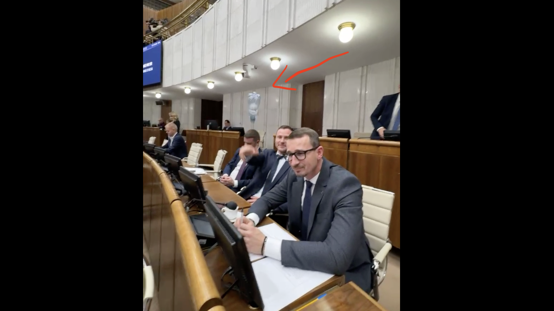 Mi van, te f*sz: palackdobálás, káromkodás és dulakodás a szlovák parlament ülésén