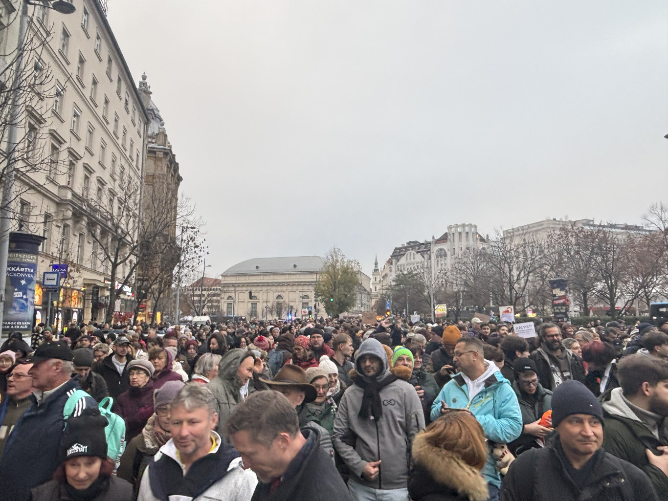 Több ezren a gyermekvédelmi tüntetésen, a Karmelitához és a Sándor-palotához indul a tömeg