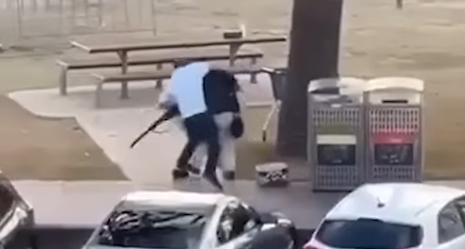 Videón, ahogy egy civil kicsavarja az egyik sydney-i lövöldöző kezéből a fegyverét